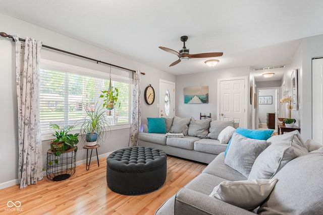 2216 Dawnshire Drive, Columbus, IN 47203