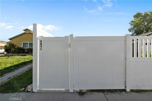 9846 Monogram Ave, Northridge, CA 91343