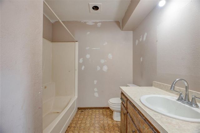 108 Stonewood Drive, Noble, OK 73068