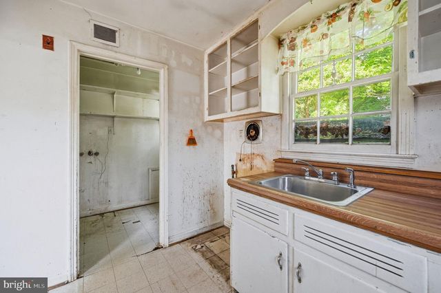 4103 CHESTNUT ST, Fairfax, VA 22030