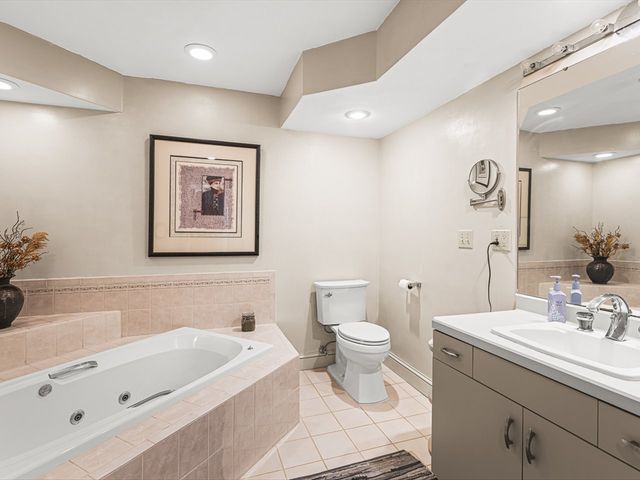 811 Paris Avenue, Rockford, IL 61107