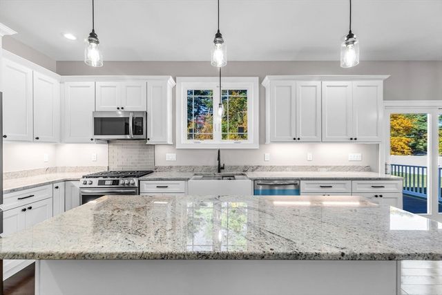 4 Hillcrest Dr, Wilbraham, MA 01095