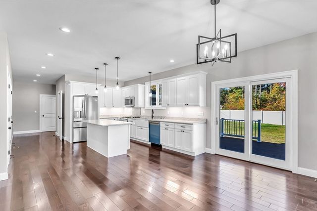 4 Hillcrest Dr, Wilbraham, MA 01095