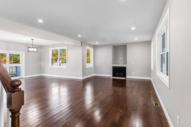 4 Hillcrest Dr, Wilbraham, MA 01095