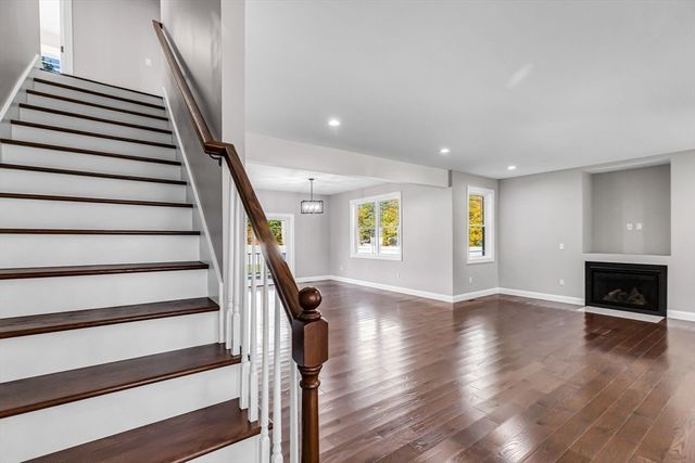 4 Hillcrest Dr, Wilbraham, MA 01095