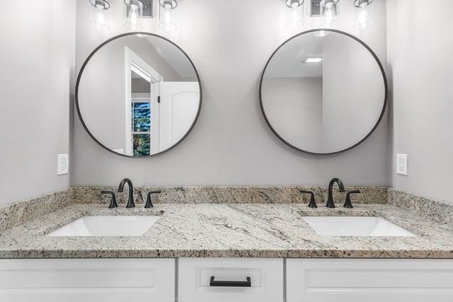 4 Hillcrest Dr, Wilbraham, MA 01095