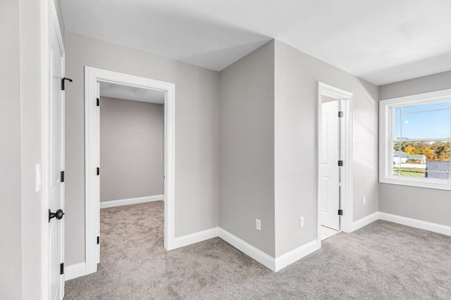 4 Hillcrest Dr, Wilbraham, MA 01095