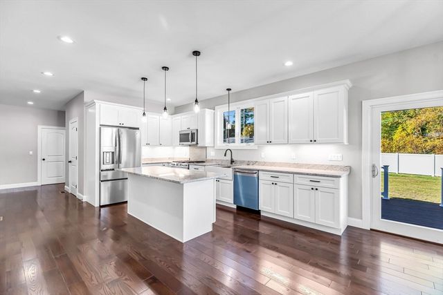 4 Hillcrest Dr, Wilbraham, MA 01095