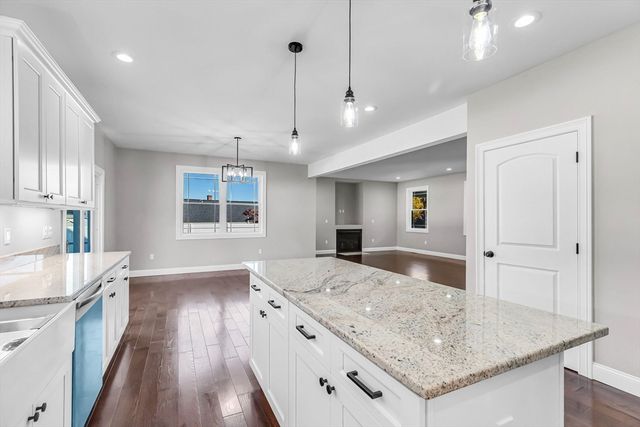 4 Hillcrest Dr, Wilbraham, MA 01095