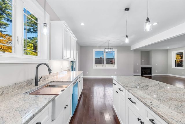 4 Hillcrest Dr, Wilbraham, MA 01095