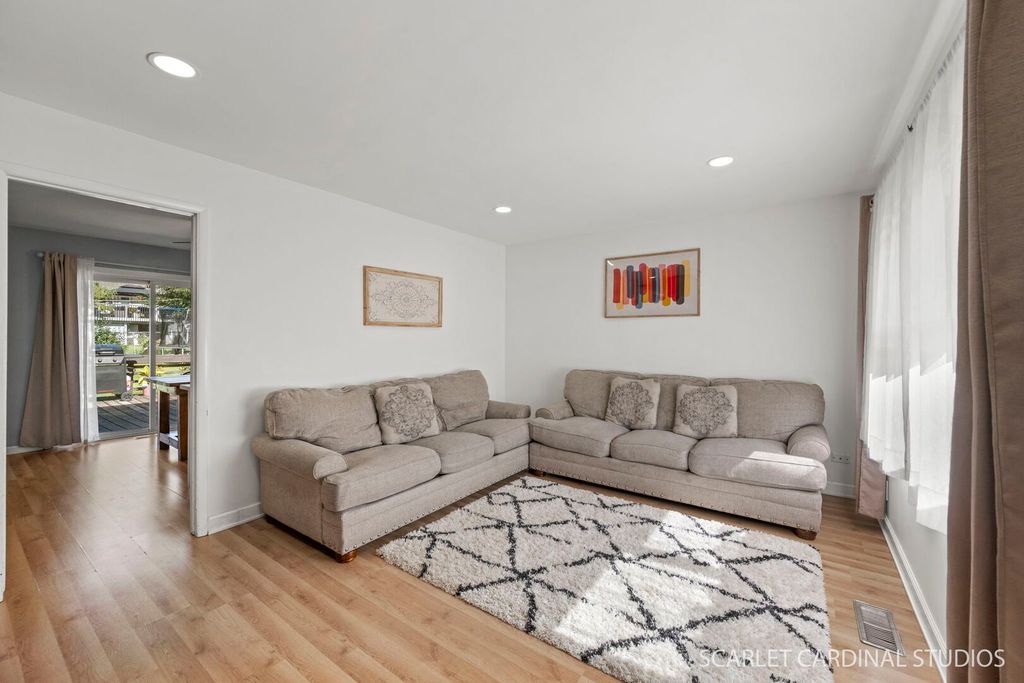 712 Larsen Avenue, Streamwood, IL 60107 — photo 2