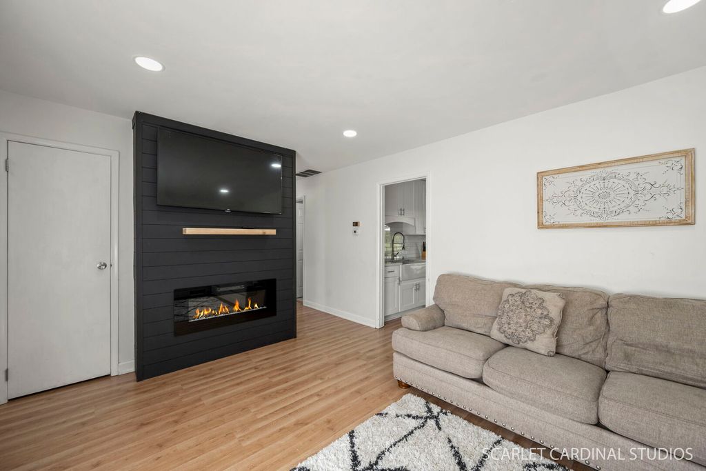 712 Larsen Avenue, Streamwood, IL 60107 — photo 3