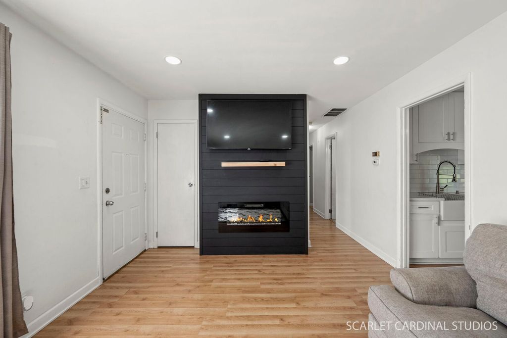 712 Larsen Avenue, Streamwood, IL 60107 — photo 4
