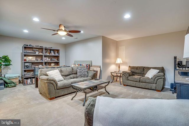 5736 GOVERNORS POND CIR, Alexandria, VA 22310