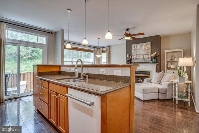 5736 GOVERNORS POND CIR, Alexandria, VA 22310