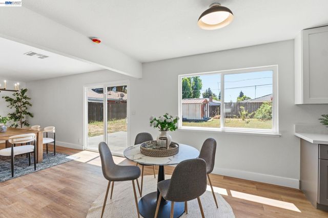 4874 E clinton, Fresno, CA 93703