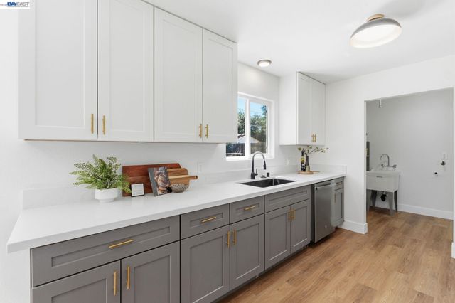 4874 E clinton, Fresno, CA 93703