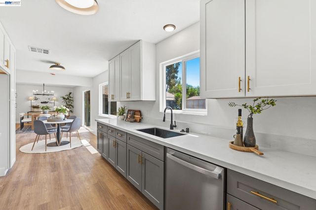 4874 E clinton, Fresno, CA 93703