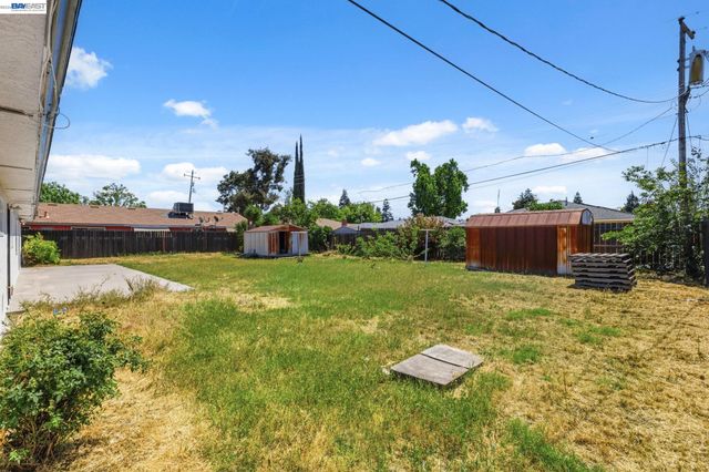 4874 E clinton, Fresno, CA 93703