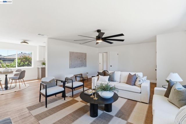 4874 E clinton, Fresno, CA 93703