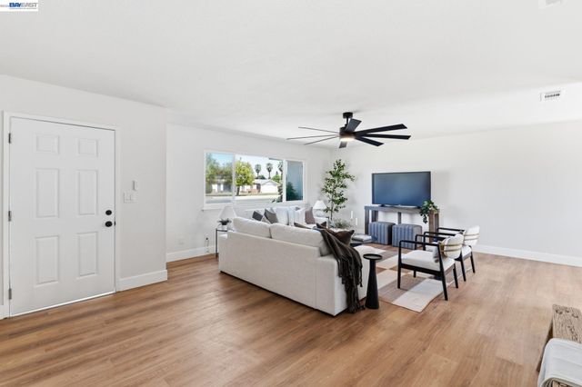 4874 E clinton, Fresno, CA 93703