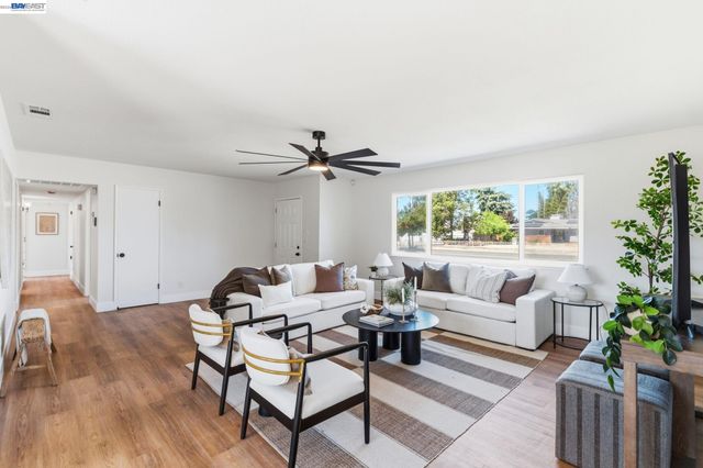 4874 E clinton, Fresno, CA 93703