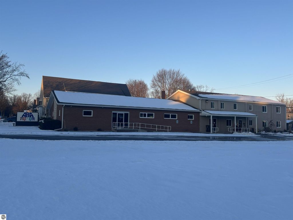 Image 1 of property listing at 504 Pine Avenue, Alma, MI 48801