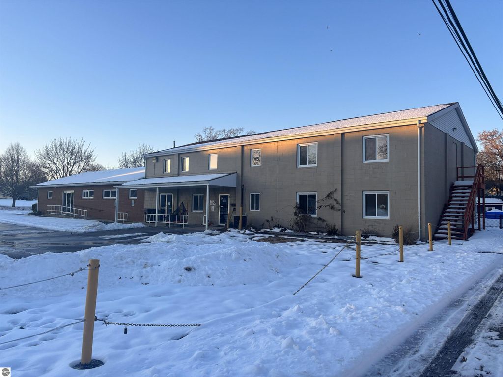 Image 2 of property listing at 504 Pine Avenue, Alma, MI 48801