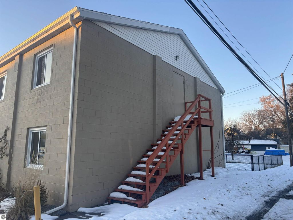 Image 3 of property listing at 504 Pine Avenue, Alma, MI 48801