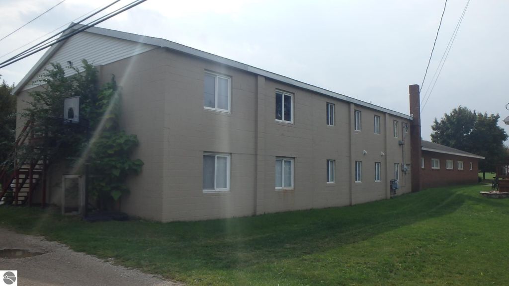 Image 5 of property listing at 504 Pine Avenue, Alma, MI 48801