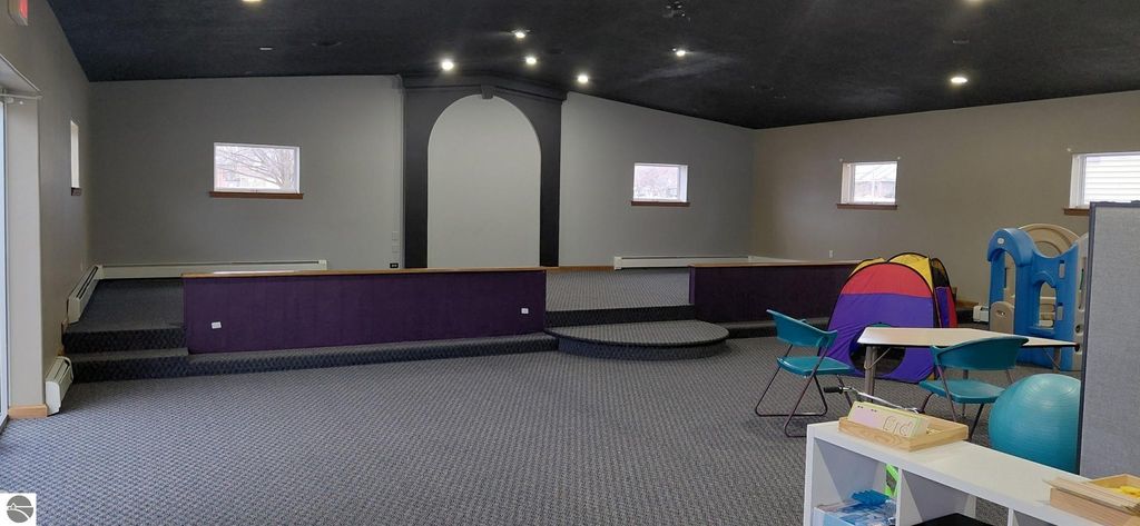 Image 7 of property listing at 504 Pine Avenue, Alma, MI 48801