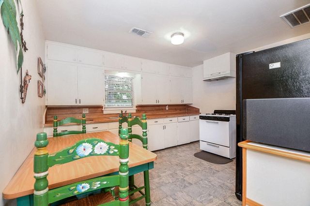 1301 2nd Street, Palacios, TX 77465