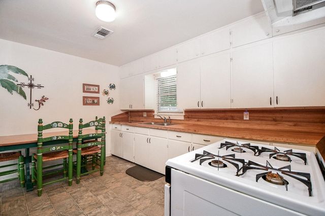 1301 2nd Street, Palacios, TX 77465