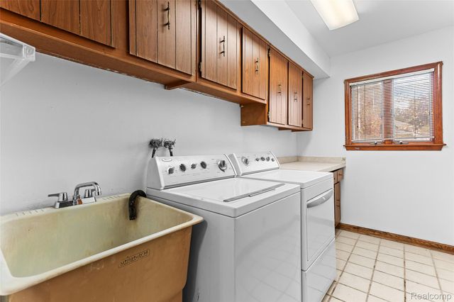 1880 PELICAN Court, Troy, MI 48084