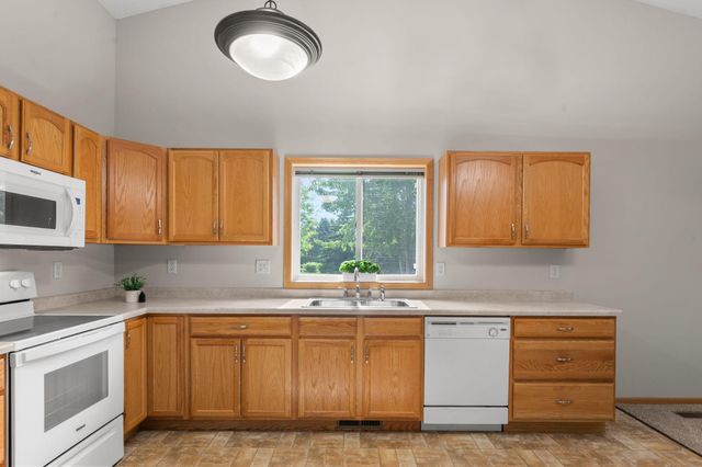 74 Crown Pointe Curve, Hudson, WI 54016