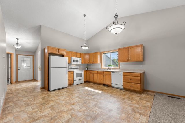74 Crown Pointe Curve, Hudson, WI 54016