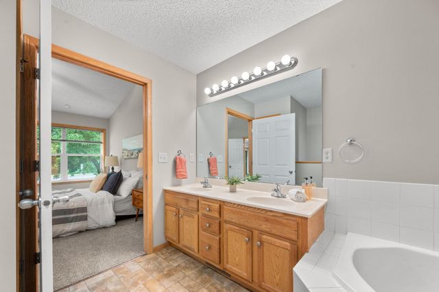 74 Crown Pointe Curve, Hudson, WI 54016