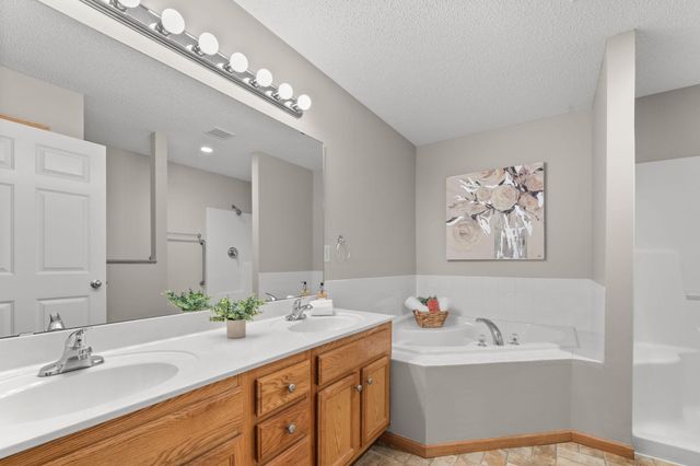 74 Crown Pointe Curve, Hudson, WI 54016