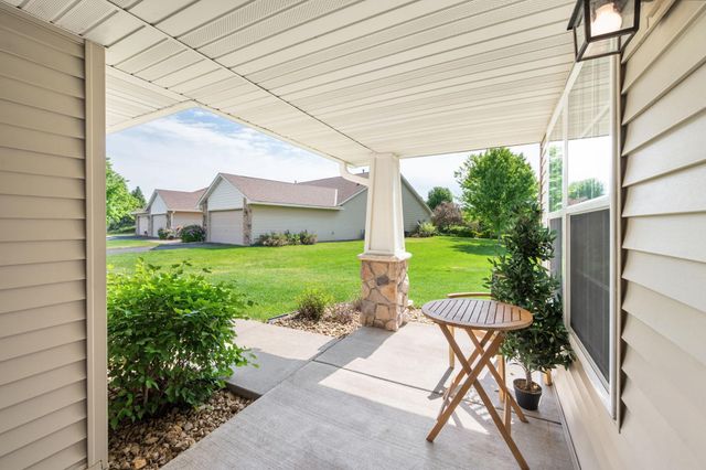 74 Crown Pointe Curve, Hudson, WI 54016