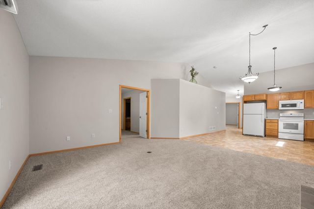 74 Crown Pointe Curve, Hudson, WI 54016