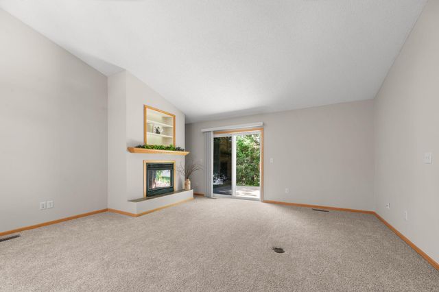 74 Crown Pointe Curve, Hudson, WI 54016