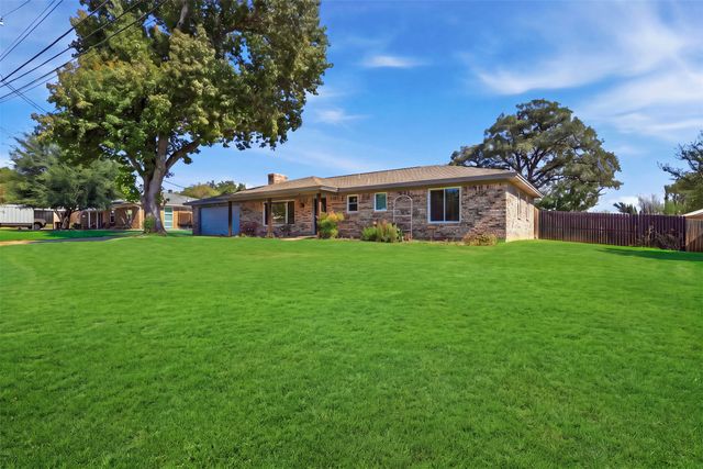 2609 Oaks Drive, Granbury, TX 76049