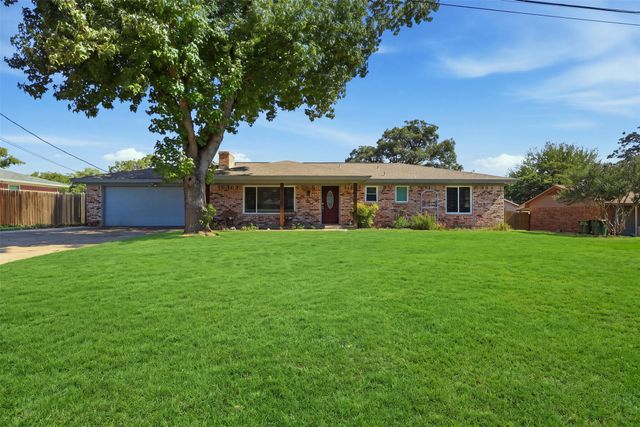 2609 Oaks Drive, Granbury, TX 76049
