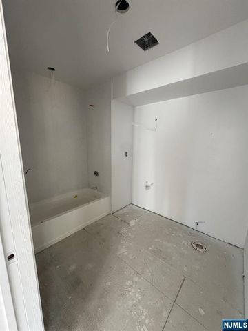 678 18th Street, Newark, NJ 07103