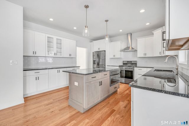 28 Hunting Ridge Road, Middlebury, CT 06762