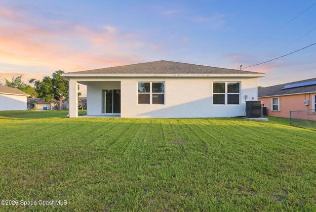 673 Bremerhaven Street NW, Palm Bay, FL 32907