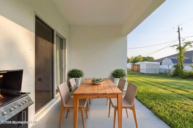 673 Bremerhaven Street NW, Palm Bay, FL 32907
