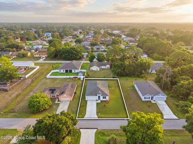 673 Bremerhaven Street NW, Palm Bay, FL 32907