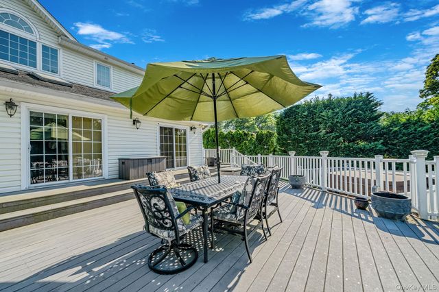 364 Twilight Lane, Smithtown, NY 11787