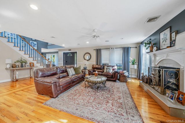 364 Twilight Lane, Smithtown, NY 11787
